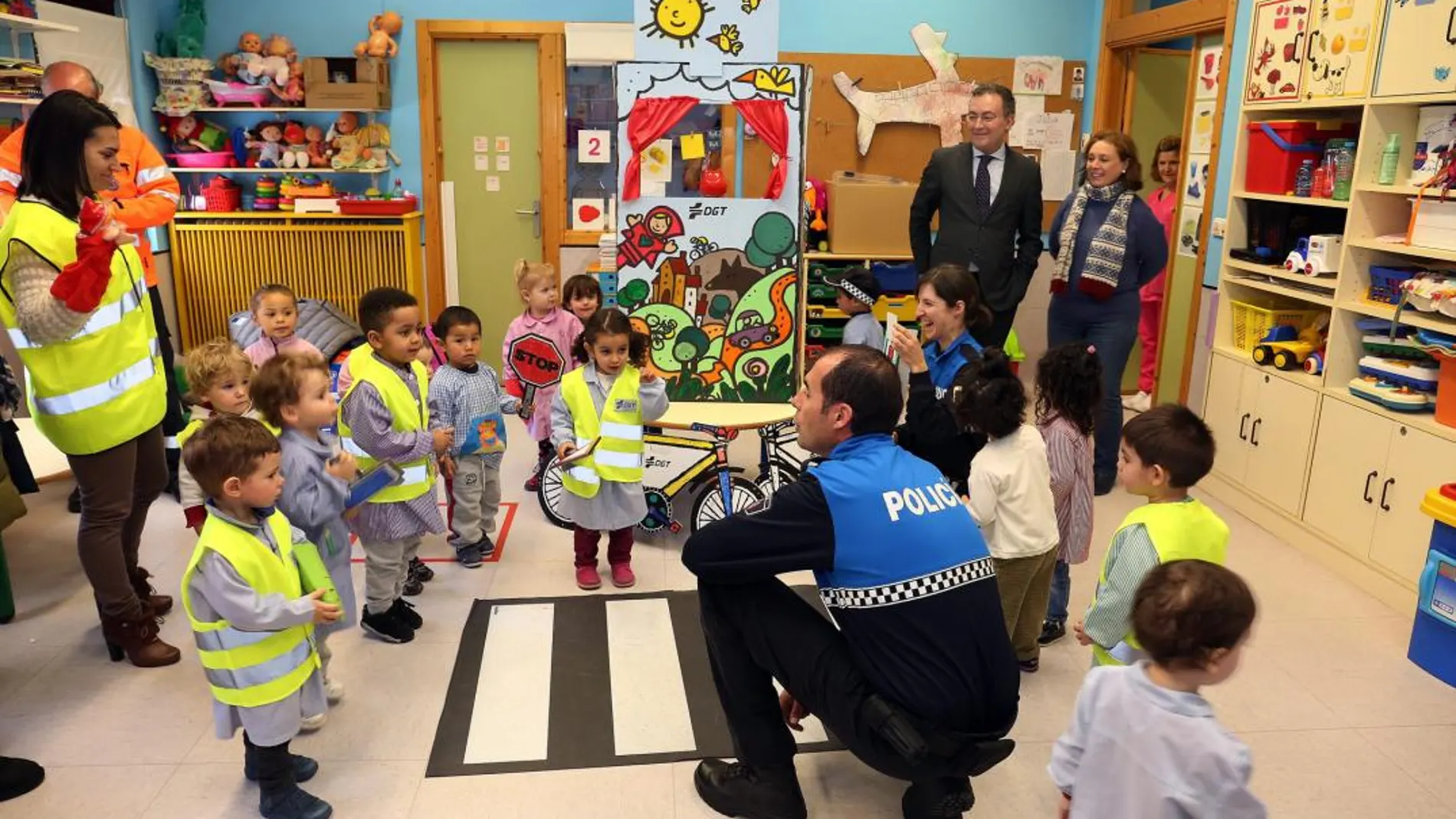 Los concejales del Ayuntamiento de León, Fernando Salguero y Aurora Baza visitan uno de los talleres de educación vial que se han venido desarrollando en las últimas semanas