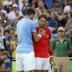 Juan Martin Del Potro saluda a Rafael Nadal, al final del partido