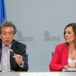 De Santiago-Juárez, vicepresidente de la Junta, explica el contenido de los dos textos junto a la portavoz de la Junta, Milagros Marcos /Rubén Cacho/Ical