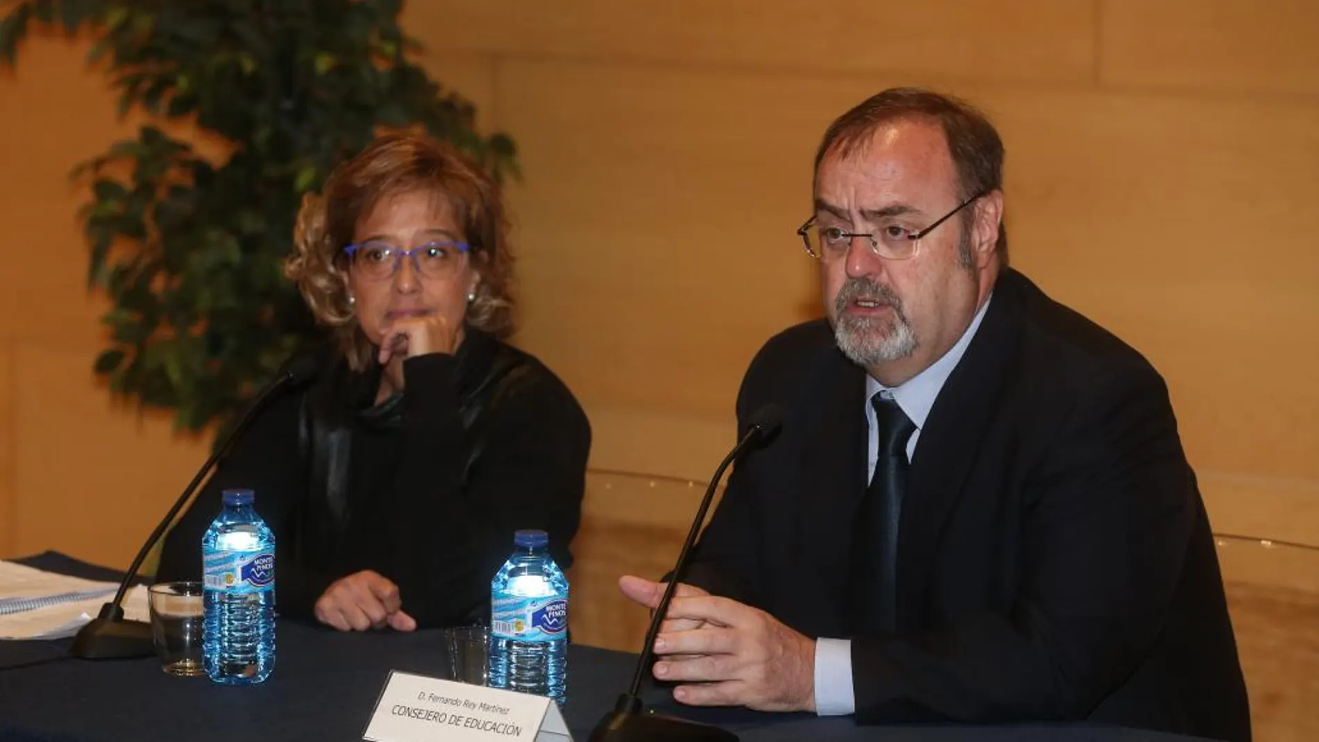 El consejero de Educación, Fernando Rey, junto a la directora general de Universidades, Pilar Garcés