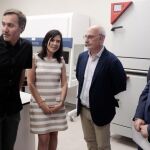 El microbiólogo ilicitano Francis Mojica (segundo por la izquierda), y el nuevo presidente de la Fundación QUAES, César Nombela (derecha), durante la inauguración de la escuela de formación biomédica de España (Efe/K. F.)