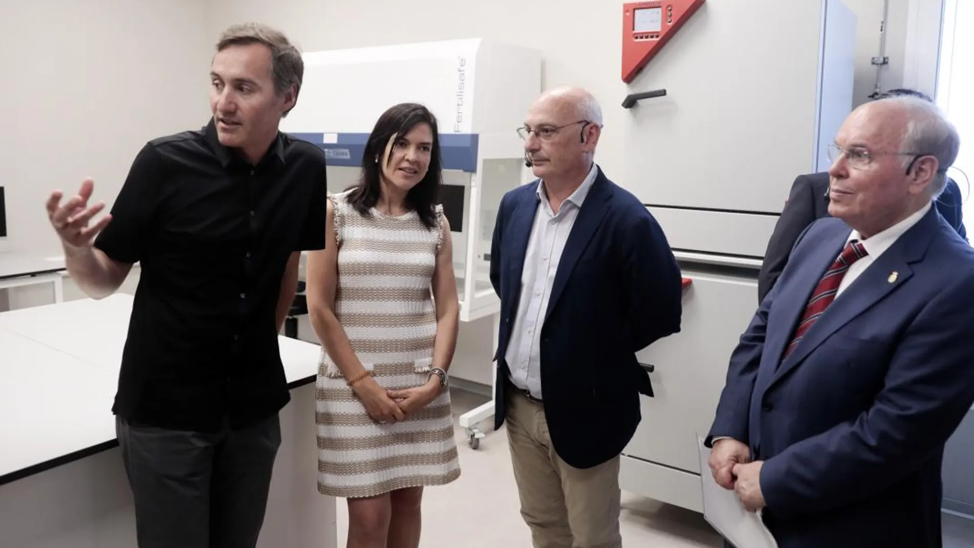 El microbiólogo ilicitano Francis Mojica (segundo por la izquierda), y el nuevo presidente de la Fundación QUAES, César Nombela (derecha), durante la inauguración de la escuela de formación biomédica de España (Efe/K. F.)