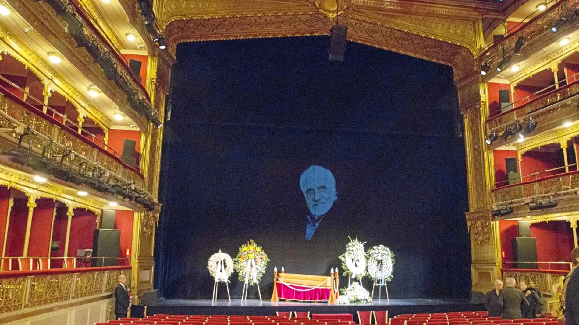 La capilla ardiente se instaló en el escenario del Teatro María Guerrero, donde se proyectó una imagen del artista
