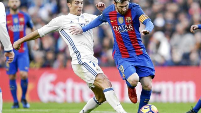 Cristiano Ronaldo trata de robarle un balón a Messi en el encuentro de ayer