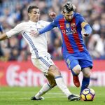 Cristiano Ronaldo trata de robarle un balón a Messi en el encuentro de ayer