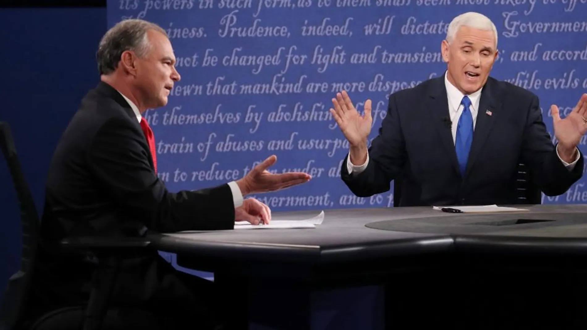 Los candidatos a la Vicepresidencia de EE.UU., el republicano Mike Pence (d) y el demócrata Tim Kaine (i), durante el debate