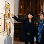 La concejala de Cultura y Turismo, Ana María Redondo, muestra una obra al presidente de la Fundación Ankaria, Ricardo Martí Fluxa, y la comisaria de la muestra, Isabel Elorrieta