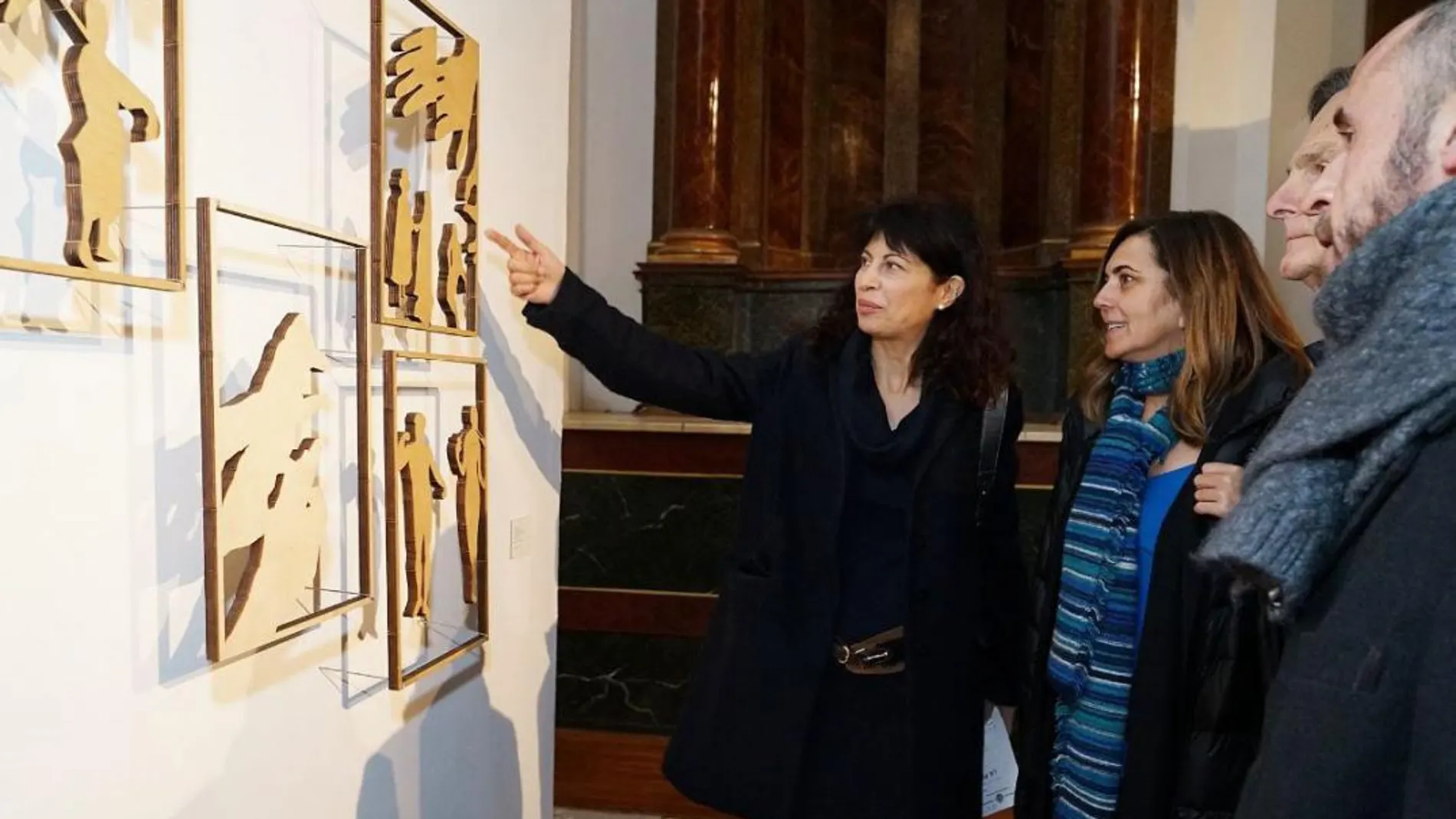 La concejala de Cultura y Turismo, Ana María Redondo, muestra una obra al presidente de la Fundación Ankaria, Ricardo Martí Fluxa, y la comisaria de la muestra, Isabel Elorrieta
