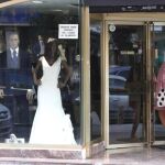 Una clienta entrando en una tienda en Madrid / Jesús G. Feria