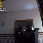 La Guardia Civil fue recibida con disparos