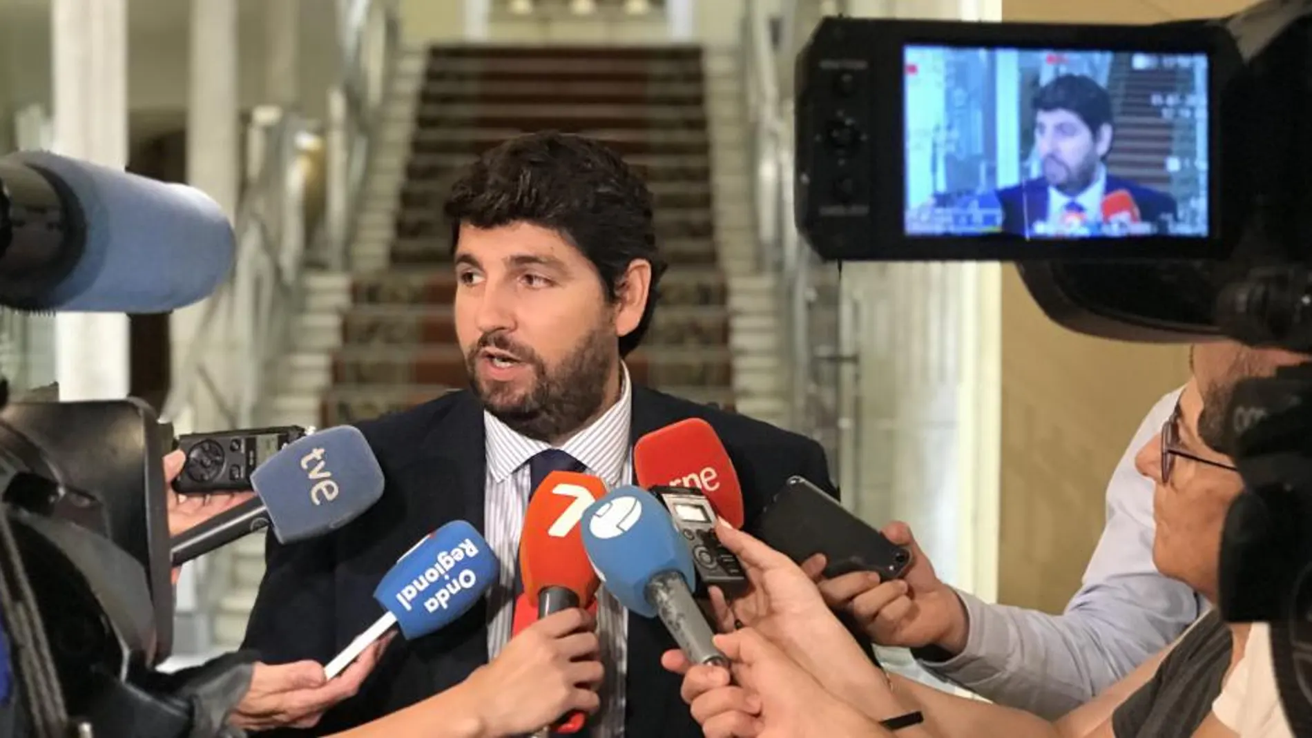 LA RAZÓN. El presidente de la Comunidad, Fernando López Miras, anunció ayer que los empleados públicos de la Administración regional recibirán, a partir de la nómina de este mes, un incremento salarial del 1,75 por ciento