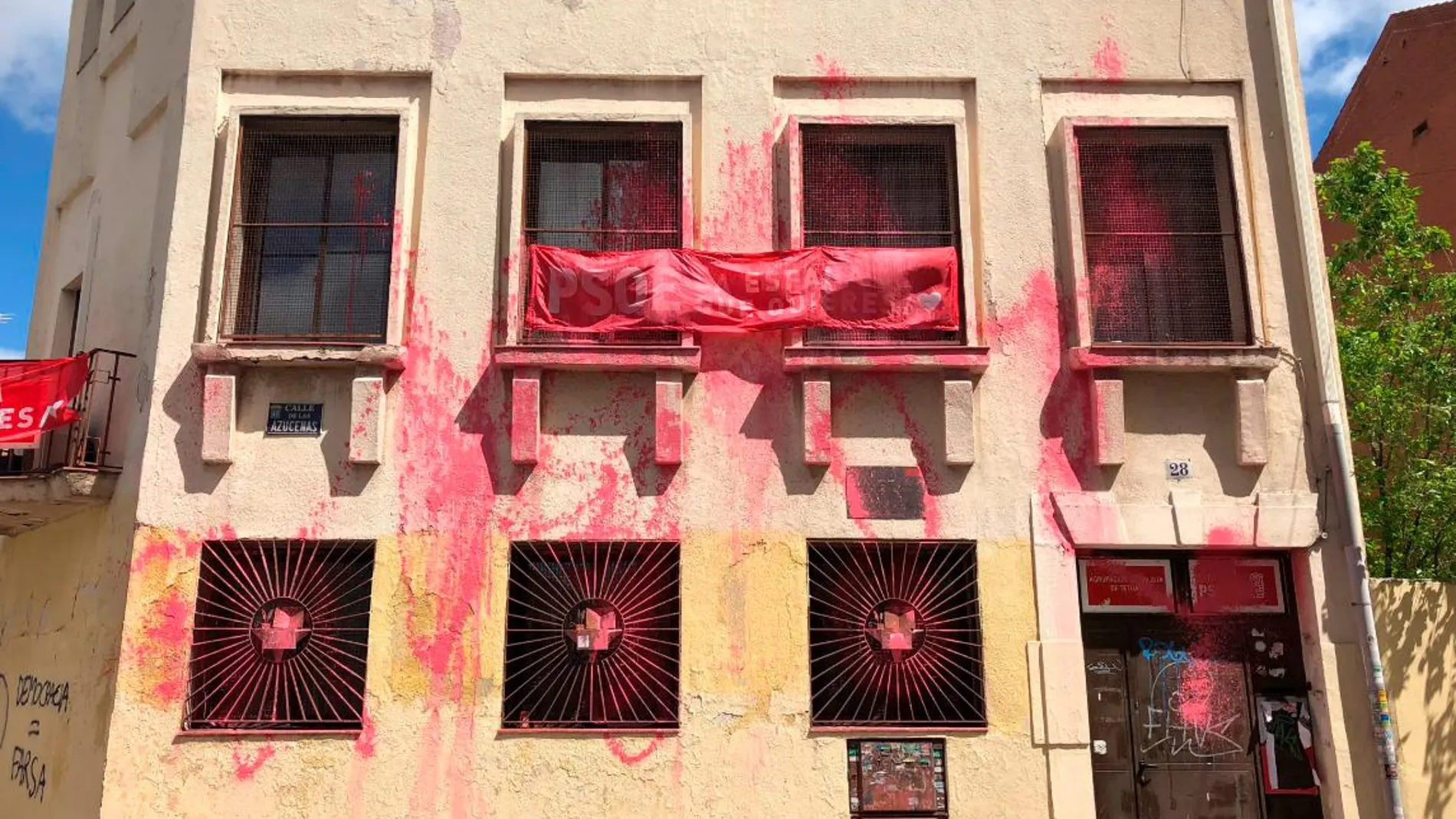 La sede del PSOE de Tetuán, atacada con pintura roja