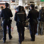 Policías en el aeropuerto.