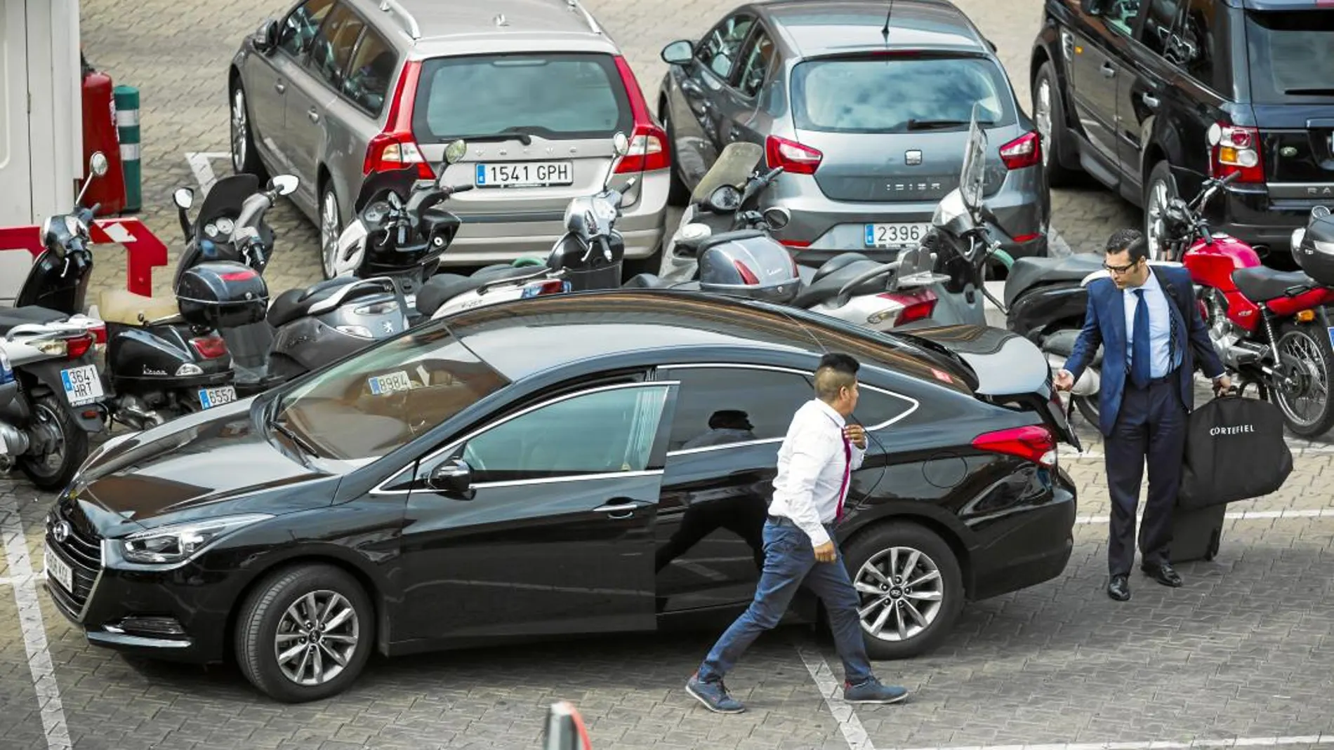 Un vehículo de alquiler con conductor recoge a un cliente en un calle de Madrid