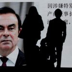 Peatones observan una pantalla que muestra una pieza informativa sobre el expresidente de Nissan Carlos Ghosn con motivo de su primera comparecencia ante el juez en Tokio (Japón) / Foto: Efe