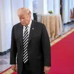Donald Trump camina por la Casa Blanca después de una ceremonia oficial