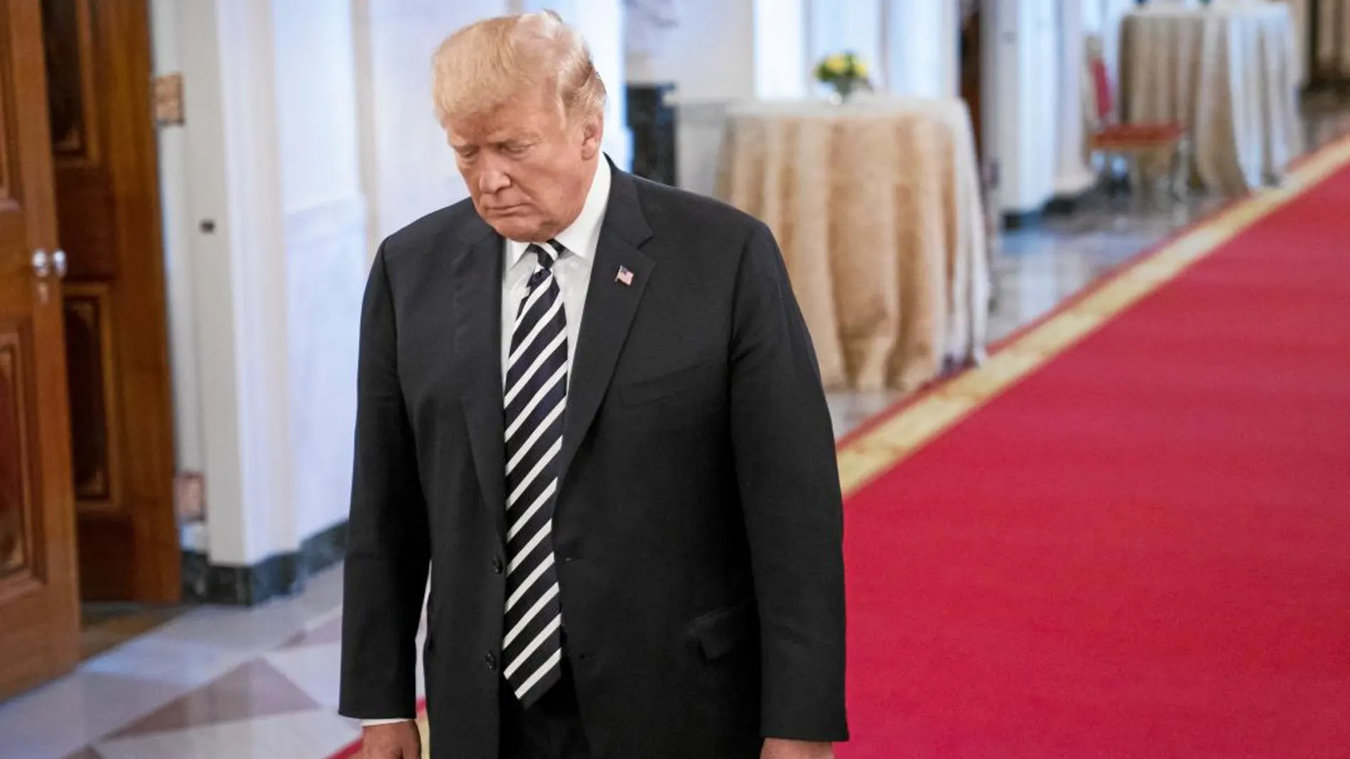 Donald Trump camina por la Casa Blanca después de una ceremonia oficial