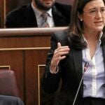 La portavoz socialista, Soraya Rodríguez, gesticula mientras Rubalcaba permanece impasible en la bancada