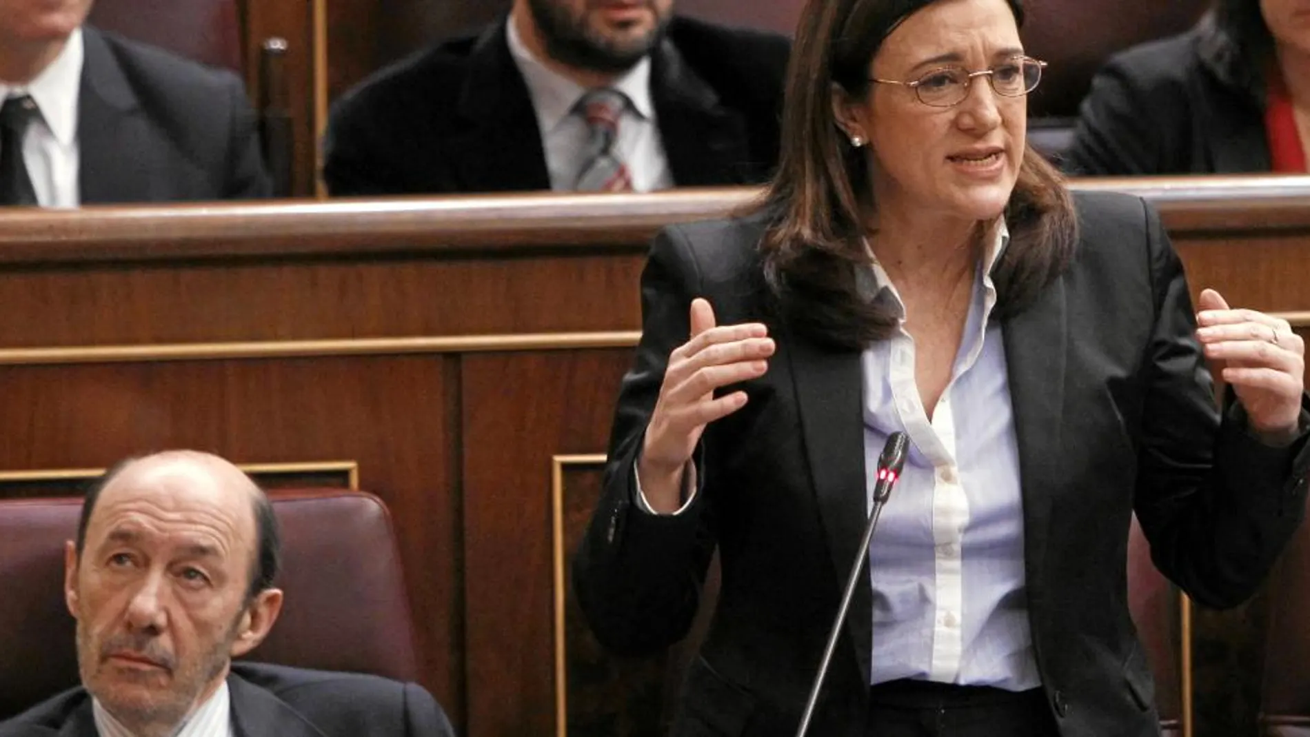 La portavoz socialista, Soraya Rodríguez, gesticula mientras Rubalcaba permanece impasible en la bancada