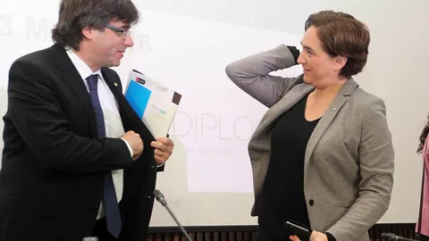 Imagen de archivo del presidente de la Generalitat, Carles Puigdemont, con la alcaldesa de Barcelona, Ada Colau