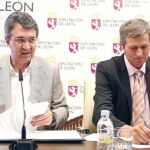 Juan Martínez Majo y Alfonso Fernández, durante la firma del acuerdo