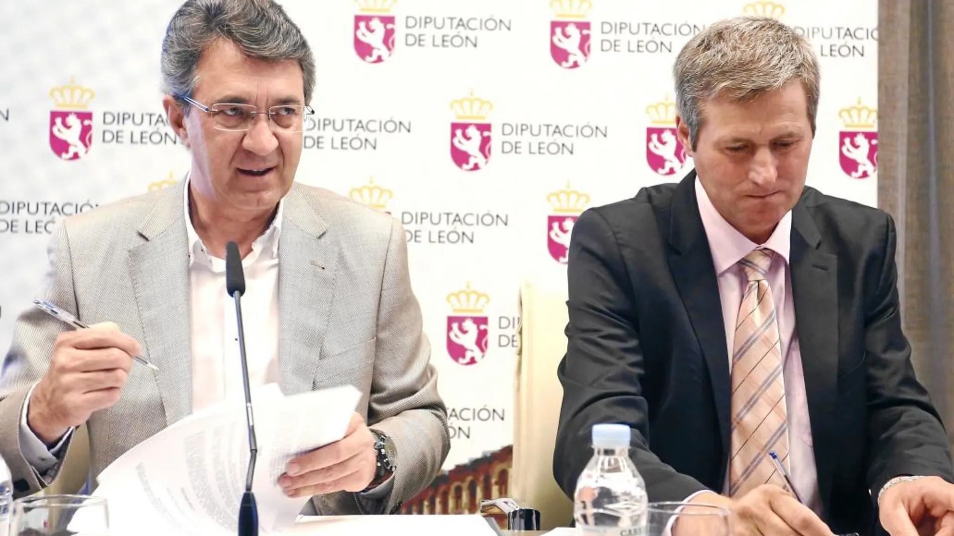 Juan Martínez Majo y Alfonso Fernández, durante la firma del acuerdo