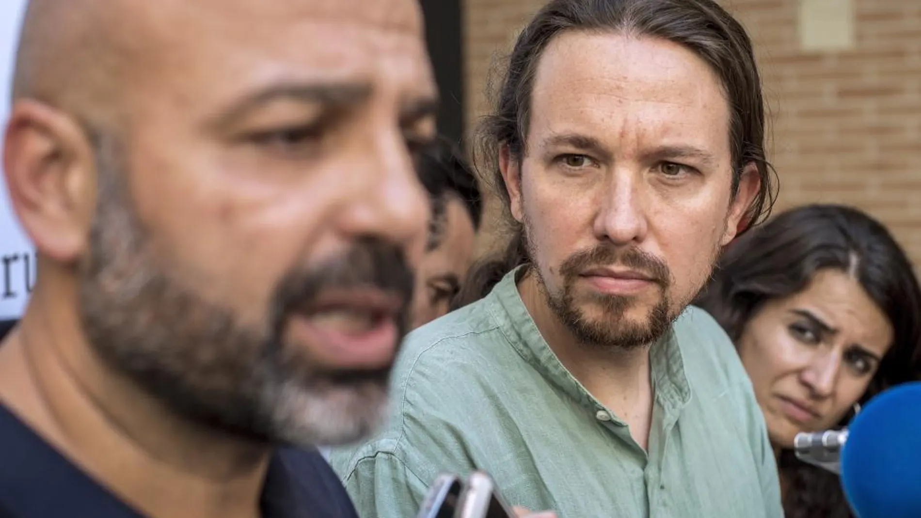 El secretario general de Podemos, Pablo Iglesias, junto a al secretario general del partido en Castilla-La Mancha, José García Molina