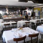 El restaurante alberga un expositor con el pescado fresco