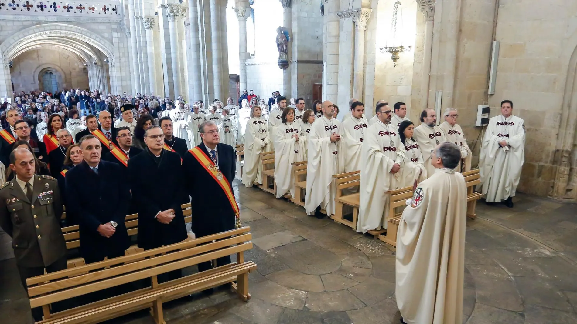 Miembros de la Corporación Municipal, encabezado por el alcalde, Antonio Silván, asisten al responso por los Reyes de León en el Panteón Real de San Isidoro