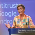 La comisaria europea de Competencia, Margrethe Vestager, da una rueda de prensa sobre la multa impuesta a Google en la sede de la Comisión Europea en Bruselas. Foto: EFE/ Stephanie Lecocq.