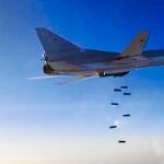 Un caza ruso Tu-22M3 lanza sus bombas sobre la ciudad siria de Alepo, ayer