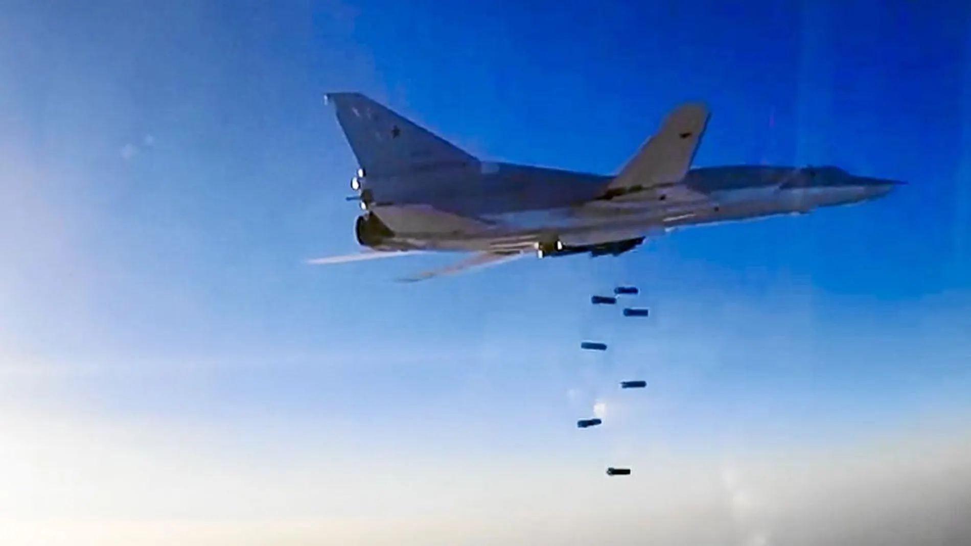 Un caza ruso Tu-22M3 lanza sus bombas sobre la ciudad siria de Alepo, ayer