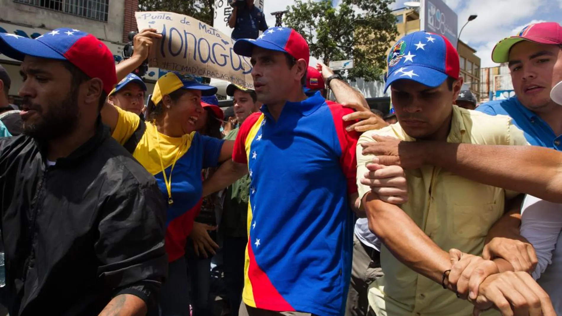 El líder opositor venezolano Henrique Capriles (c) , durante la «Toma de Caracas»