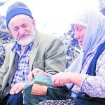 Fatma Karahan y su marido, Abdülkadir, en el lugar en el que se estrelló el Yak-42 en 2003