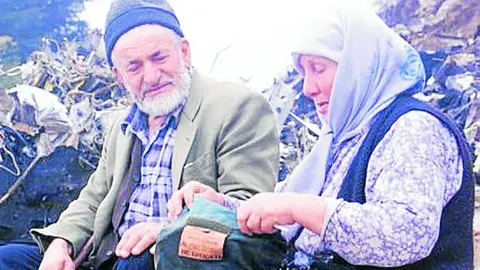 Fatma Karahan y su marido, Abdülkadir, en el lugar en el que se estrelló el Yak-42 en 2003