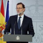 El presidente del Gobierno, Mariano Rajoy, durante su comparecencia ante los medios tras la reunión extraordinaria del Consejo de Ministros, celebrado hoy en el Palacio de La Moncloa.