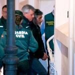 El asesino confeso de la joven zamorana de 26 años Laura Luelmo, Bernardo Montoya (c), a su llegada a los juzgados de Valverde del Camino (Huelva), ayer