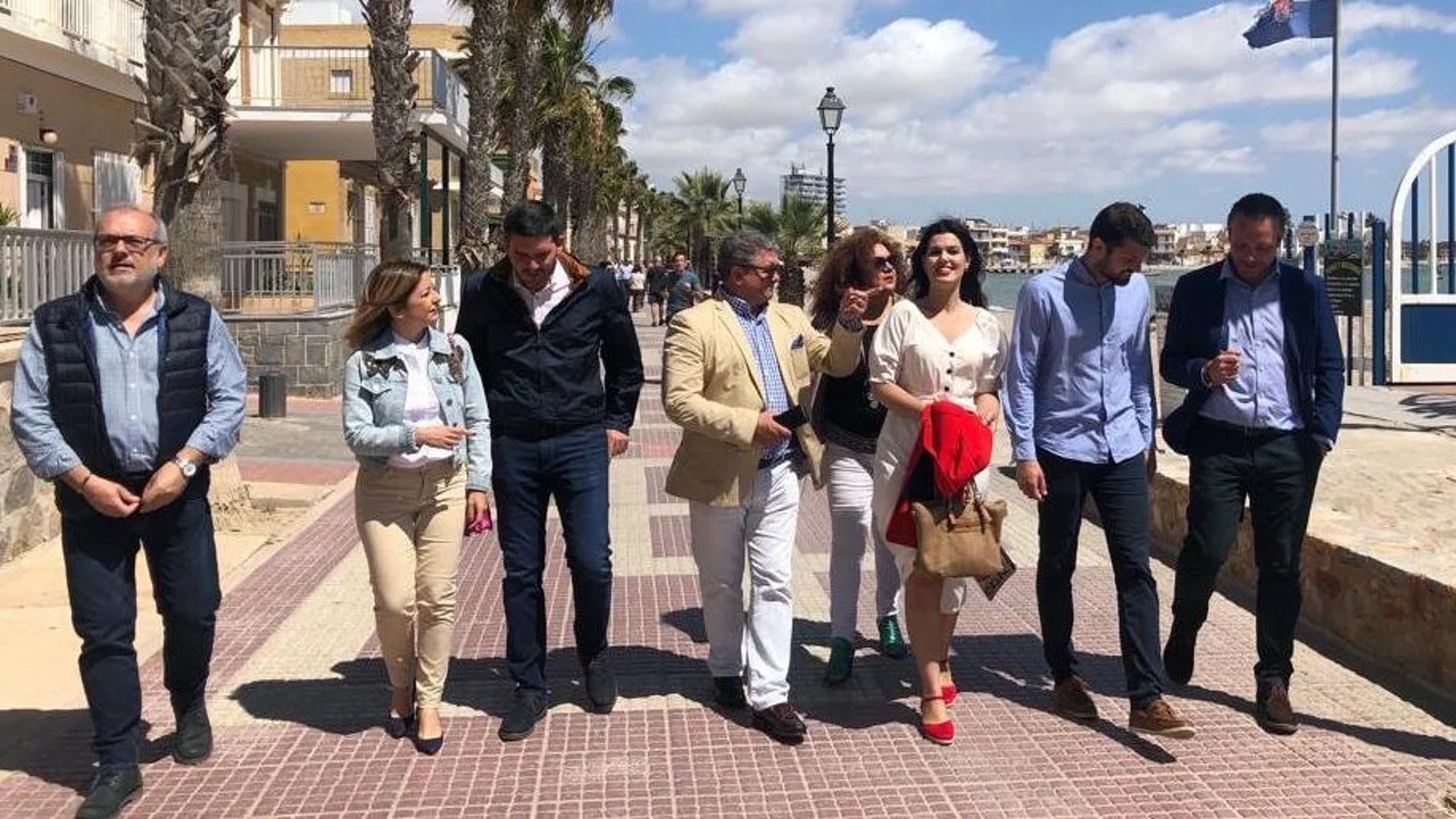 Los candidatos del PP a la Asamblea Regional, Joaquín Segado, Antonio Luego y Míriam Guardiola visitaron ayer Los Alcázares acompañados del candidato local, Nicolás Ruíz. LA RAZÓN