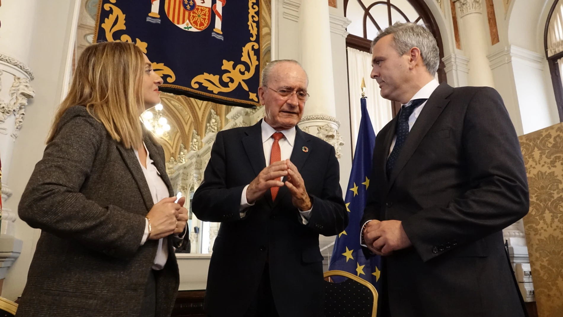 El alcalde de Málaga, Francisco de la Torre, en la firma con la consejera Marifrán Carazo / Foto: La Razón