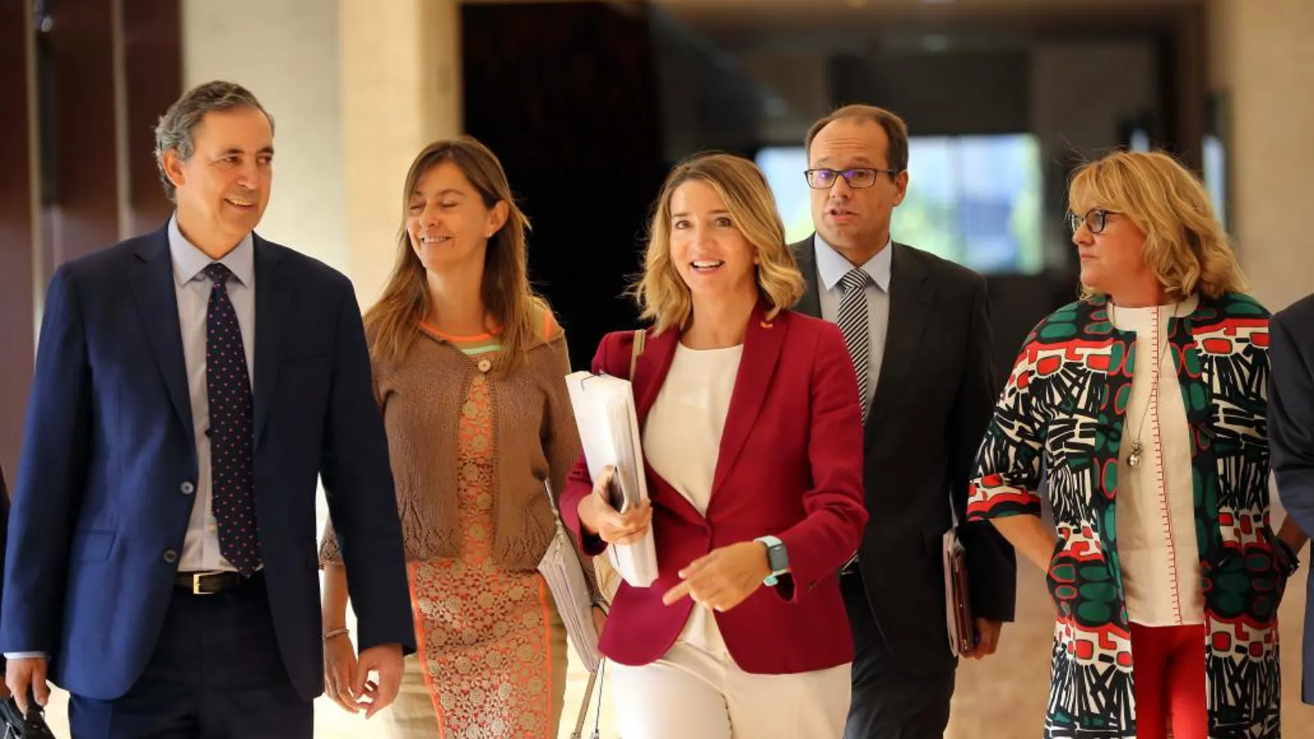 Alicia García llega a la Comisión junto al secretario general de Familia, Jesús Fuertes; la directora de la Mujer, Esperanza Vázquez; el gerente de Servicios Sociales, Carlos Raúl de Pablos; y la procuradora Maria Mar González