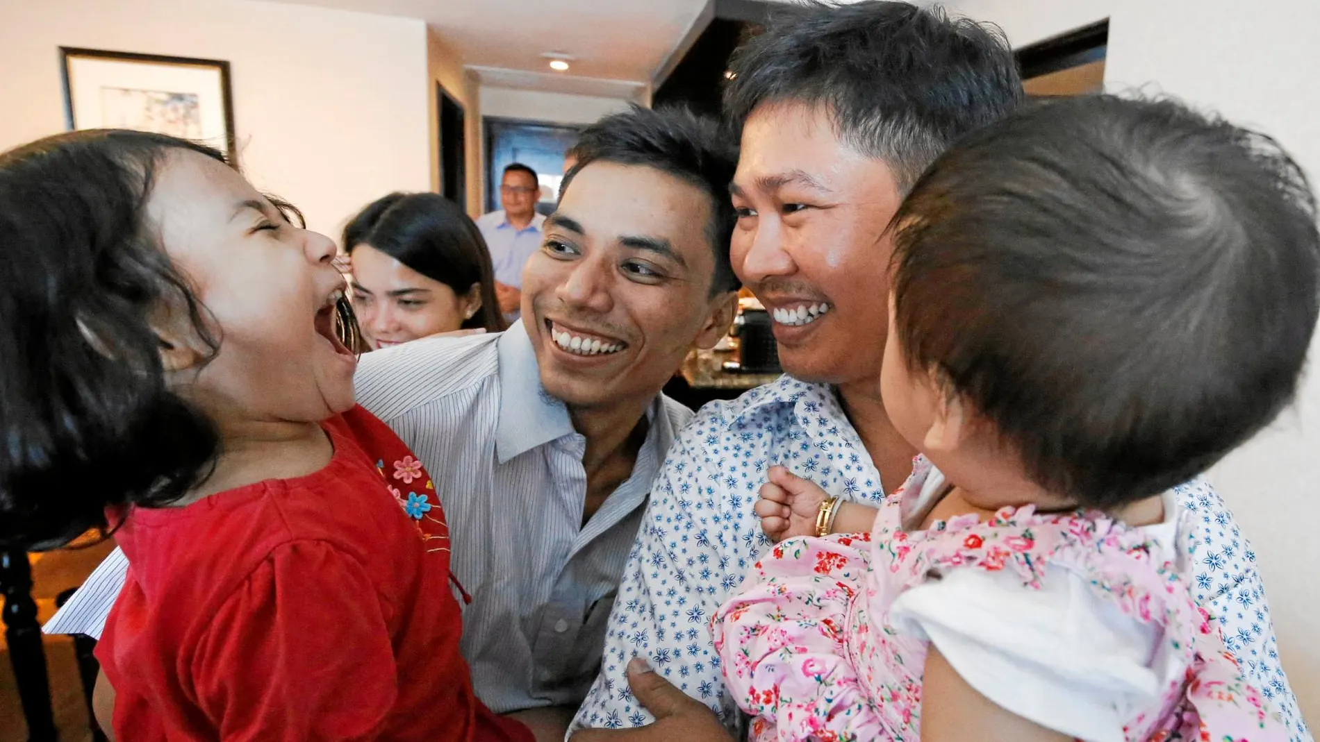 Wa Lone y Ktaw Soe Oo abrazan a sus hijos tras ser liberados ayer en Rangún / Ap