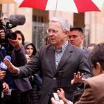 El expresidente de Colombia Álvaro Uribe llega a votar hoy, domingo 2 de octubre de 2016 en Bogotá.