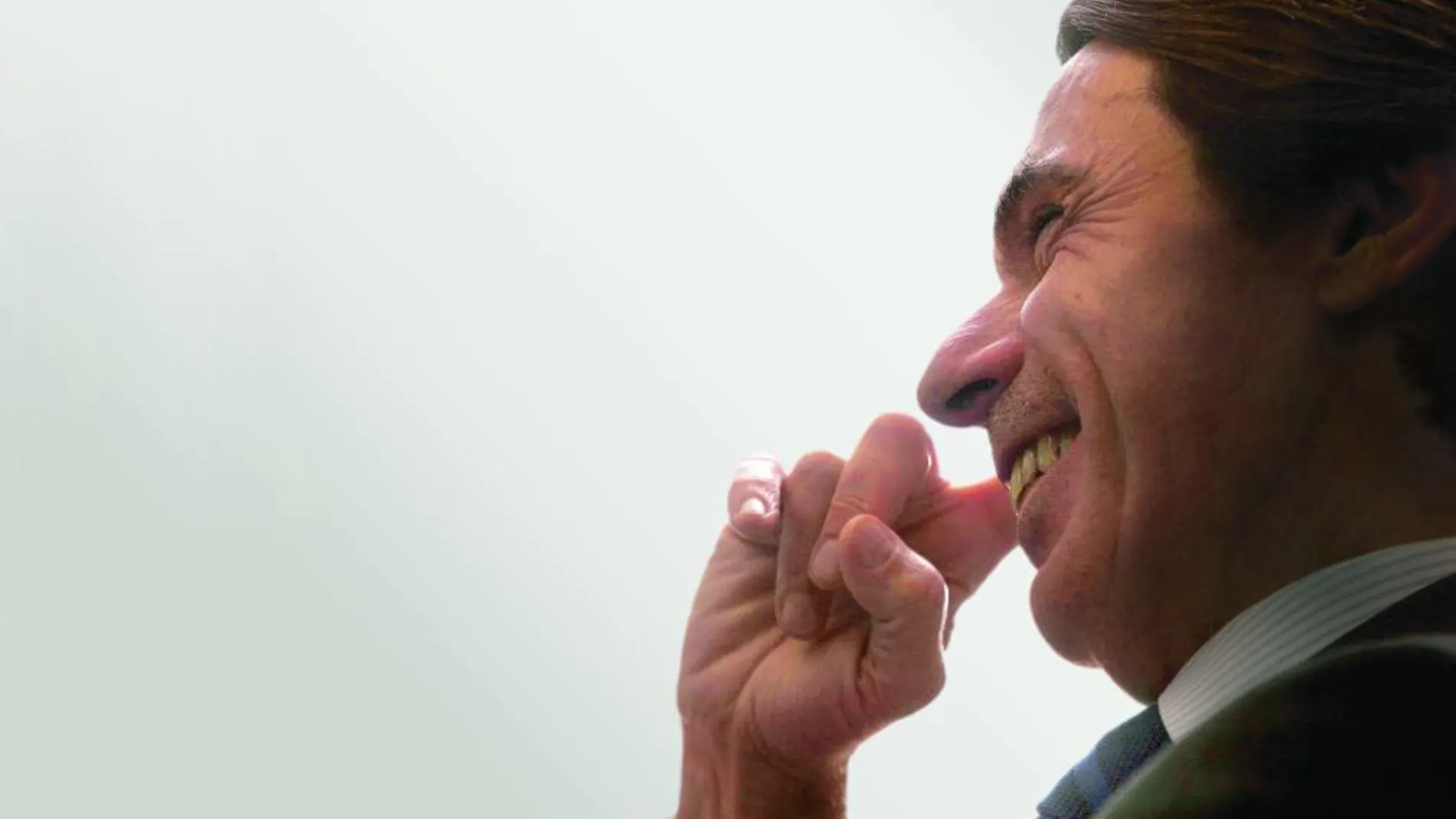El ex presidente del Gobierno, en su despacho, durante la entrevista con LA RAZÓN