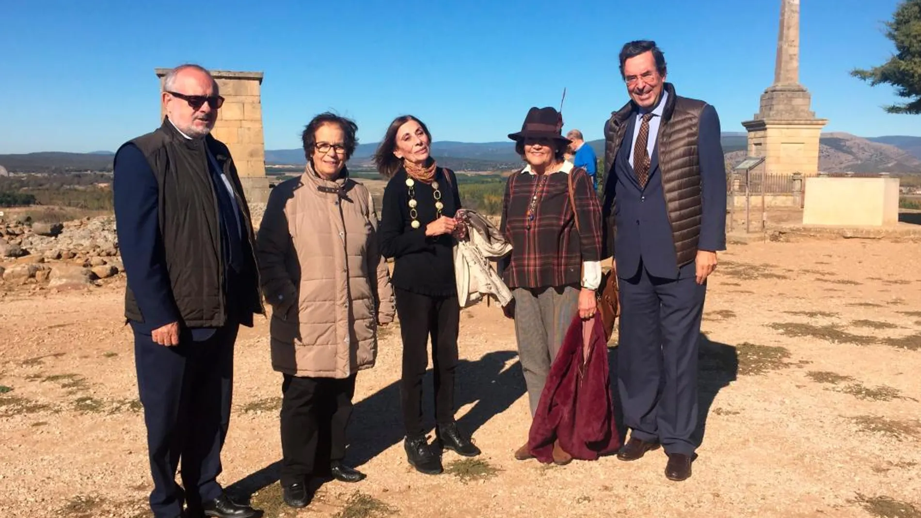 Visita de la presidenta de la Academia Portugesa de Historia, Manuela Mendonça, a Numancia junto a Amalio de Marichalar y Emilio de Diego, entre otros