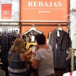 Dos clientes comprueban el precio de un vestido en un gran establecimiento comercial de nuestra Comunidad