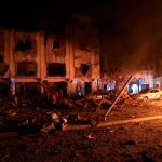 Las llamas consumen el hotel en el que explotó un coche bomba el miércoles, en el centro de Mogadiscio, Somalia/ Reuters