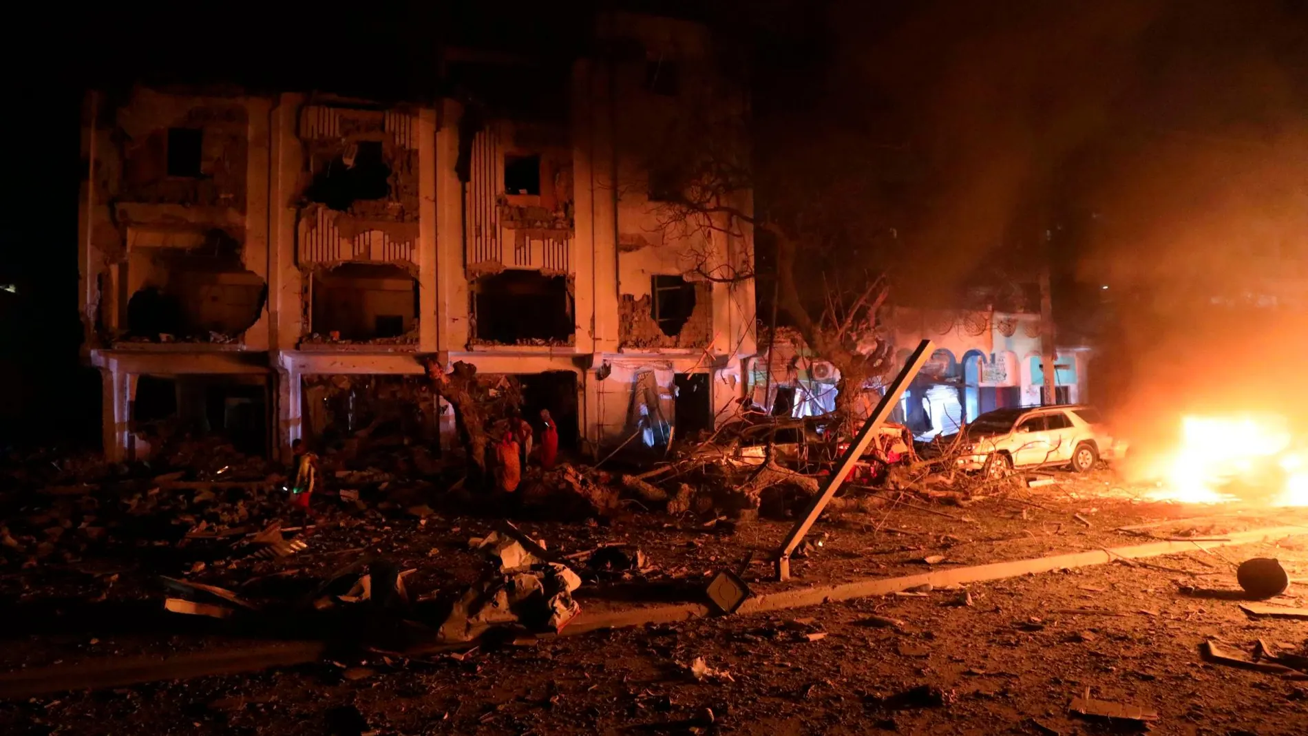 Las llamas consumen el hotel en el que explotó un coche bomba el miércoles, en el centro de Mogadiscio, Somalia/ Reuters