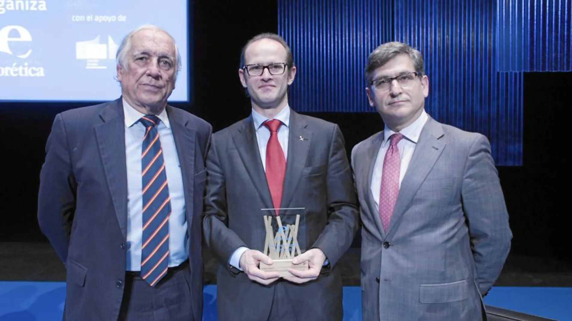 Miguel Calvo, consejero delegado de Grupo Norte, posa con el premio junto a Carlos Espinosa y Eduardo Cabanillas