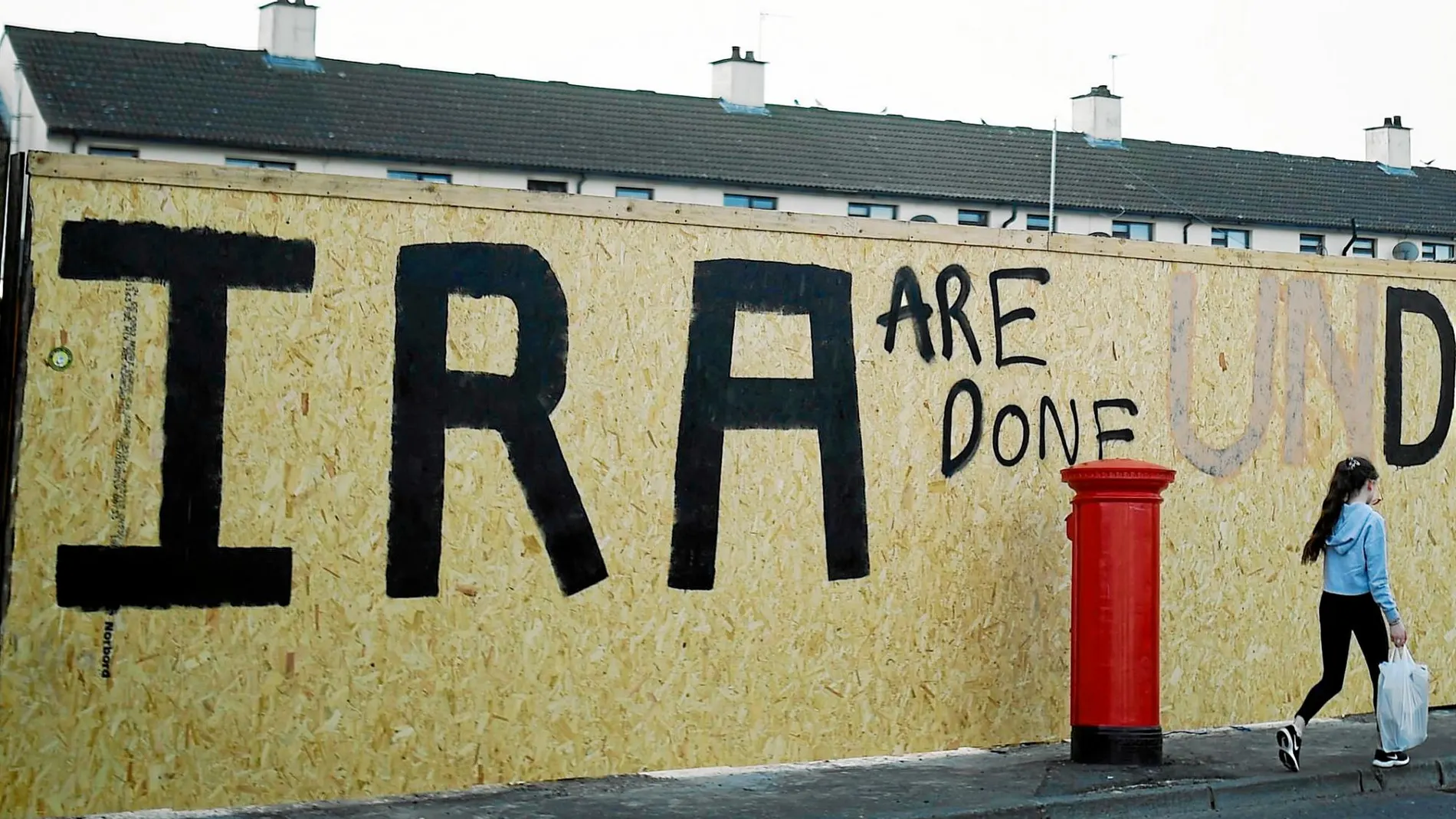 Un grafiti pintado sobre uno previo en la fronteriza localidad de Londonderry / Reuters