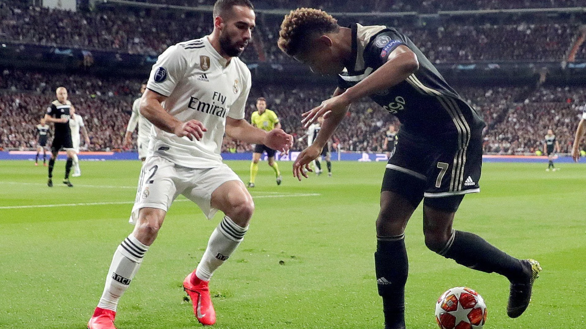 El defensa del Real Madrid Daniel Carvajal (i) y el defensa del Ajax David Neres durante el partido. Efe